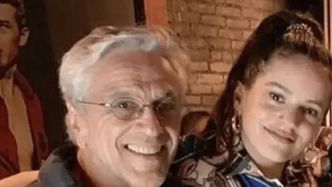 Caetano Veloso se emociona ao ser homenageado por Rosalía em show no Rio. Veja!