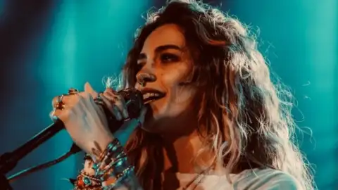 Paris, filha de Michael Jackson, relembra rotina de estudos rígida na infância: "Sem televisão"