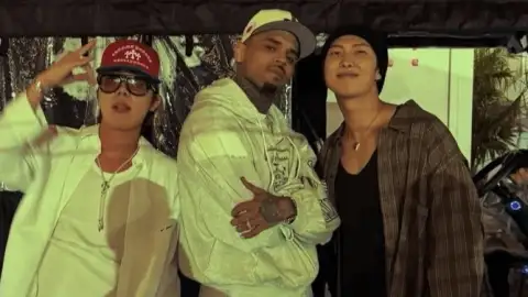 Chris Brown parte para ataque e xinga fã do BTS após críticas a RM e J-Hope