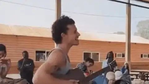 Ao lado de Bruna, Shawn Mendes canta "Treat You Better" para crianças de aldeia em Angola. Veja!