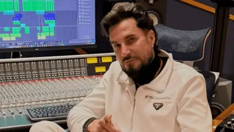 Defesa de Latino nega agressões e alega que cantor foi chantageado pela ex