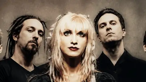 Faith No More demitiu Courtney Love por telefone no meio de um striptease