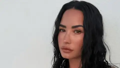 Bailarinos de Demi Lovato descobrem a roda de samba carioca antes do Rock in Rio