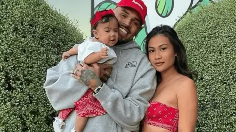 Ex de Chris Brown o acusa de ameaçar de morte seus namorados em disputa judicial