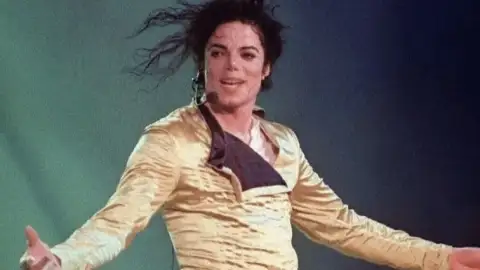 Espólio de Michael Jackson gasta R$ 98,6 milhões com herdeiros, de impostos a bolos e balões