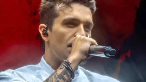 Luan Santana quebra silêncio e nega manifestação partidária em show