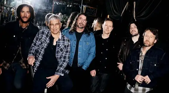 Escute a nova música, "Caught In The Echo", com letra e tradução!