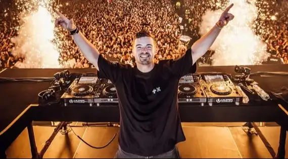 Ouça a nova música do Dj, "Ain't Letting You Down (ft. Saksham & Scott Quinn)", com letra e tradução!