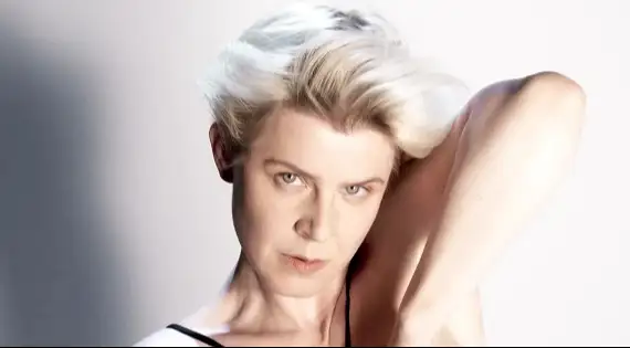 Ouça a nova música, "Blow My Mind", com letra e tradução!