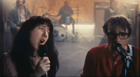 Assista ao clipe da nova música, "We Might As Well Be Strangers", com a letra e a tradução!
